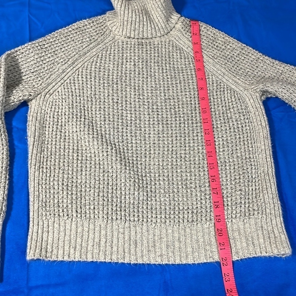 ⭐️ WindRiver turtleneck chunky knit sweater - size M - Picture 7 of 11